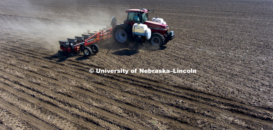 Spring corn planting east of Hastings, Nebraska. Agriculture. April 17, 2017. Photo by Craig Chandler / University Communication.