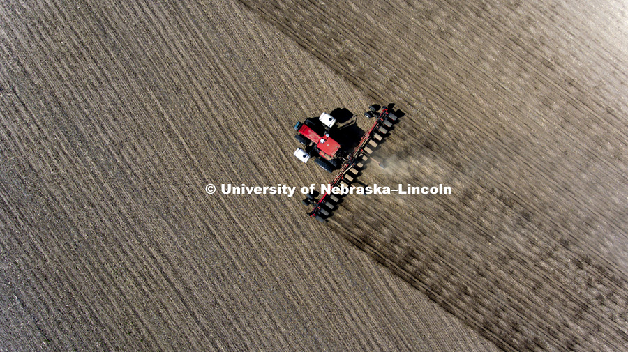 Spring corn planting east of Hastings, Nebraska. Agriculture. April 17, 2017. Photo by Craig Chandler / University Communication.