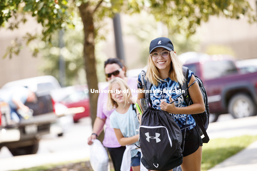 Hannah Balandran of Scottsbluff and her family carry her belongings into Harper Hall. Sorority Rush move-in for residence halls. Housing. August 13, 2017. Photo by Craig Chandler / University Communication.