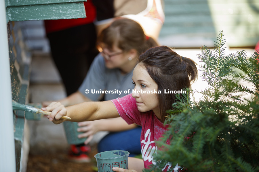 University of Nebraska-Lincoln Law students volunteer their time and energy in the Lincoln Paint-A-Thon. August 19, 2017. Photo by Craig Chandler / University Communication.