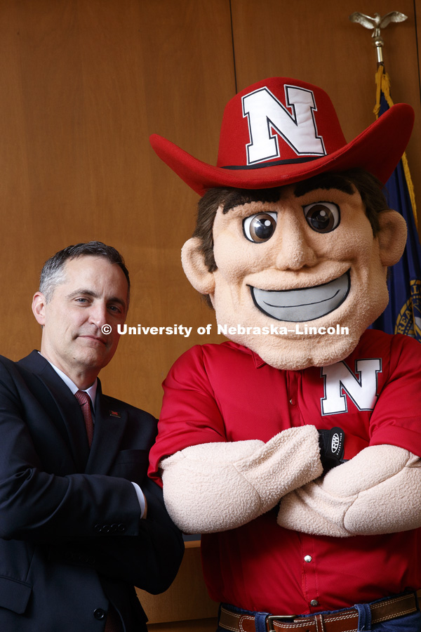 Herbie Husker and College of Law photo shoot for Alumni. September 15, 2017. Photo by Craig Chandler / University Communication.