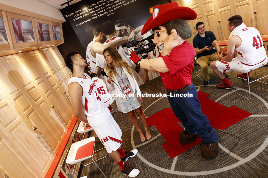 Herbie Husker in the Pinnacle Bank Arena basketball locker room with the College of Journalism and Mass Communication students for Alumni Calendar shoot. September 21, 2017. Photo by Craig Chandler / University Communication.