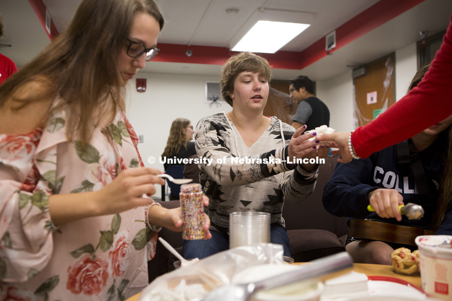 Ice cream party for class registration work session for Learning Community students in Abel Hall. October 24, 2017. Photo by Alyssa Mae for University Communication.