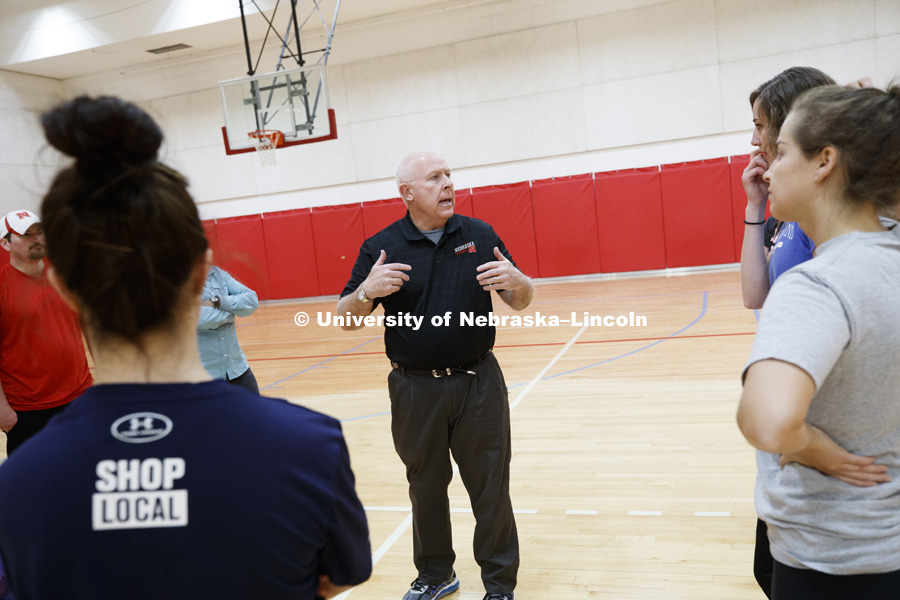 Gary Pence, a retired physical education teacher from Norris school district and lectureer in TLTE, instructs the students in teaching physical education. Masters students in TEAC 893 Seminar Workshop in Health & Physical Education apply learning