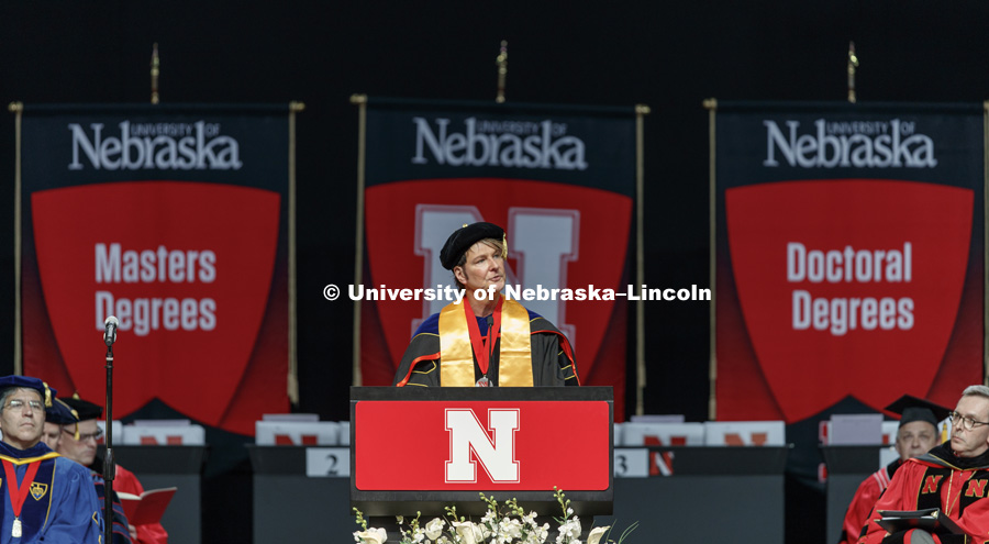 John Maag, UNL professor of Special Education and Communication Disorders,  delivers the Graduate Commencement address at Pinnacle Bank Arena. May 4, 2018. Photo by Craig Chandler / University Communication.