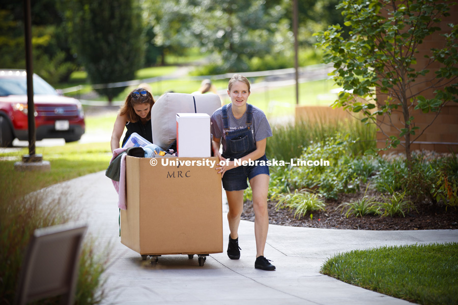 Abigail Horner and her mom, Jo, move her belongings into her Massengale Residential Center room. Residence Hall move-in. August 16, 2018. Photo by Craig Chandler / University Communication.