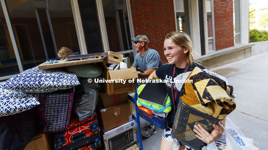 Makenzie Johnson moves into her room with the help of her parents, Ryan and Jennifer. Residence Hall move-in. August 16, 2018. Photo by Craig Chandler / University Communication.
