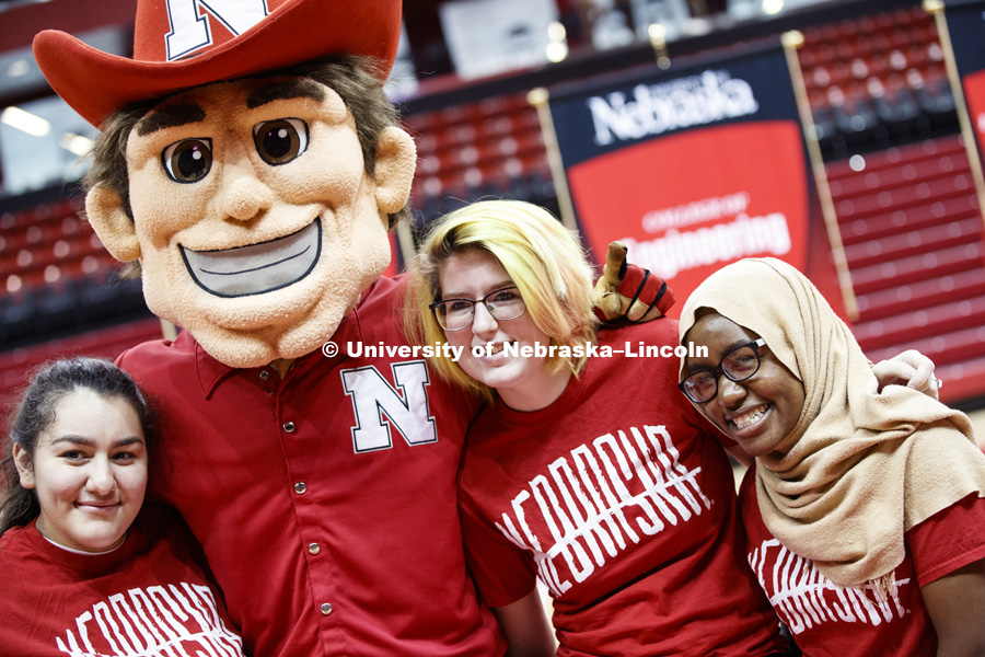 Herbie poses with students at new student convocation at Bob Devaney Sports Center. August 17, 2018. Photo by Craig Chandler / University Communication.