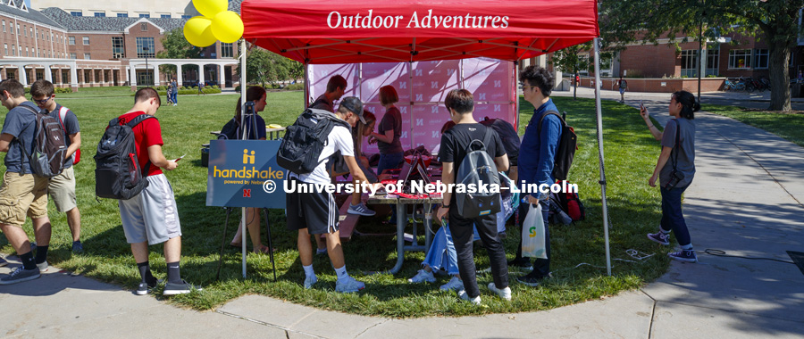 Handshake powered by Nebraska kick off event outside Nebraska Union. August 27, 2018. Photo by Craig Chandler / University Communication.