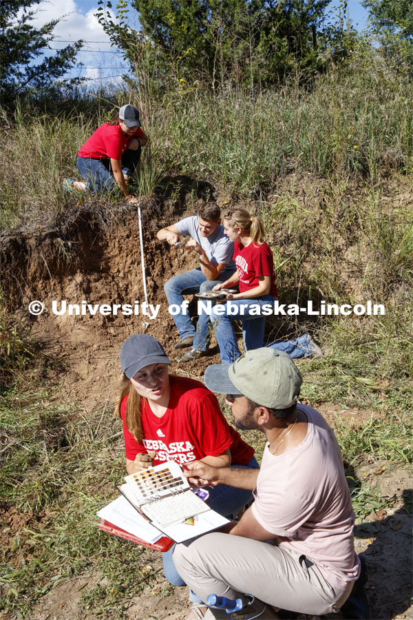 School of Natural Resources soil judging in a road cut in northwest Johnson County. September 12, 2018. Photo by Craig Chandler / University Communication.