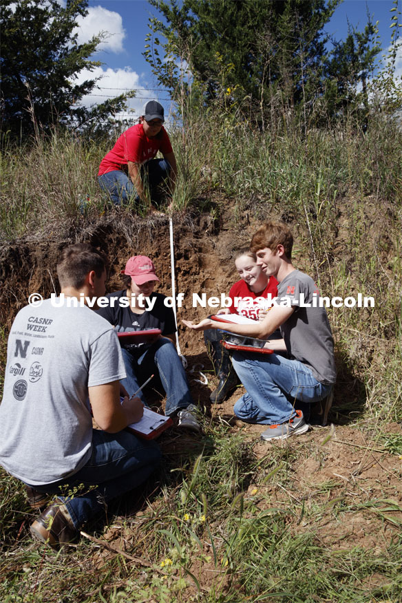 School of Natural Resources soil judging in a road cut in northwest Johnson County. September 12, 2018. Photo by Craig Chandler / University Communication.