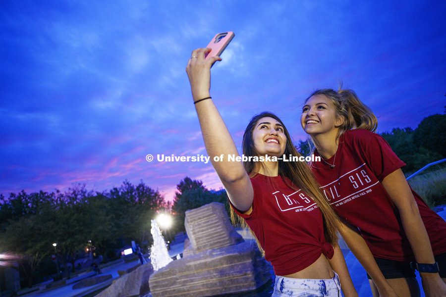 Brittney Wilson and Lizzie Anderson take a selfie Thursday evening by the Broyhill Fountain during an Alpha Omicron Pi Big Sister / Little Sister event. September 27, 2018. Photo by Craig Chandler / University Communication.