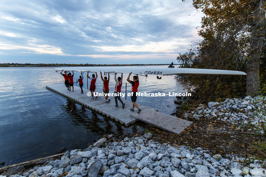 Nebraska Crew practice at Branched Oak Lake. October 18, 2018. Photo by Craig Chandler / University Communication.
