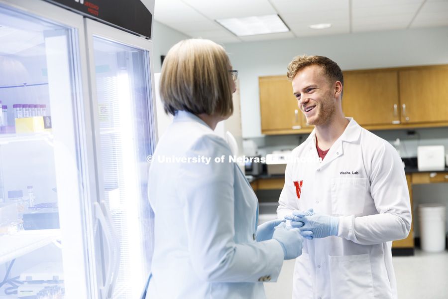 David Lillyman talks with Rebecca Wach in the Chase Hall lab. Rebecca Wachs lab in Chase Hall. The Nebraska Center for Integrated Biomolecular Communication (NCIBC). November 2, 2018. Photo by Craig Chandler / University Communication.