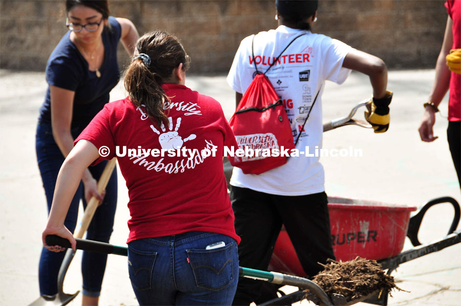 More than 3,000 Huskers joined forces for the Big Event, a student-led day of service that gives back to the Lincoln community. April 6, 2019. Photo by Mia Hernandez for University Communication.