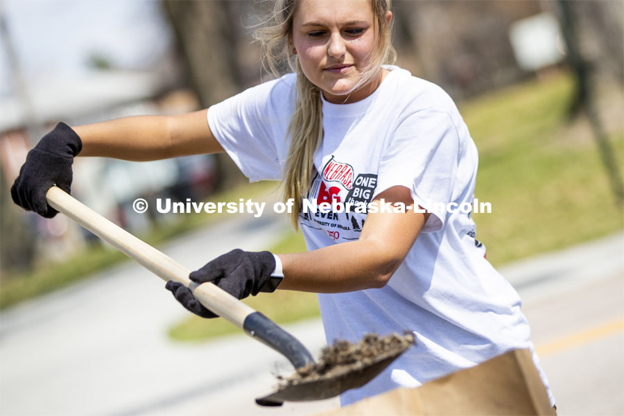 Mallory Sotak bags debris from the curb as she and others from Kappa Alpha Theta did yard work at a couple homes south of downtown. More than 2,500 University of Nebraska–Lincoln students, faculty and staff volunteered for the Big Event on April 6, completing service projects across the community. Now in its 13th year at Nebraska, the Big Event has grown to be the university's single largest student-run community service project. April 6, 2019. Photo by Craig Chandler / University Communication.