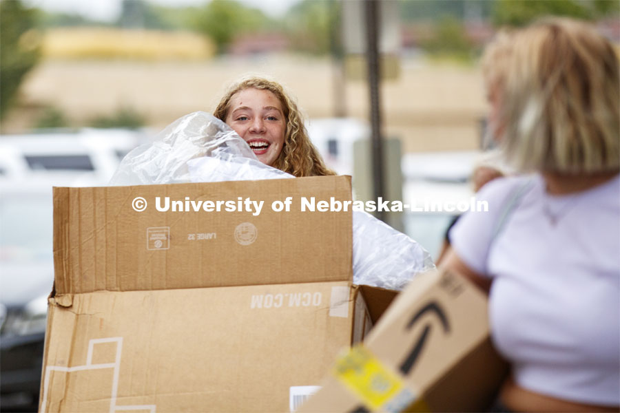Ella Bowman tries to steer a cart full of belongings for her sister, Brook, as she helps older sister move into Schramm Hall Residence Hall Sunday morning. Residence Hall Move-in. August 18, 2019. Photo by Craig Chandler / University Communication.