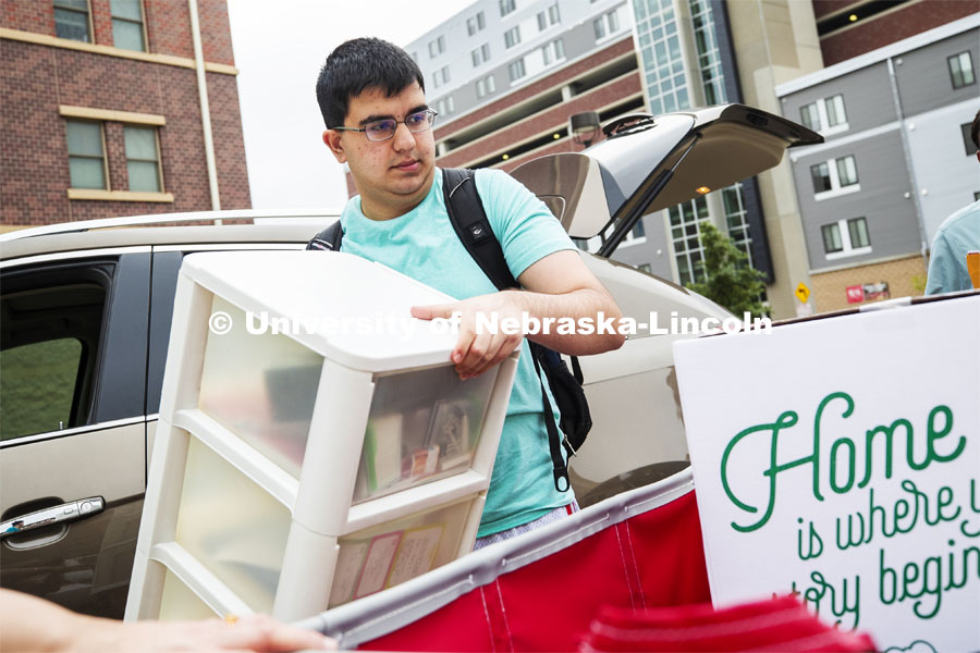 Need Shorey, a sophomore in civil engineering, moves into his University Suites resident hall. Residential hall move-in to the Knoll Residential Center and University Suites. August 22, 2019. Photo by Craig Chandler / University Communication.