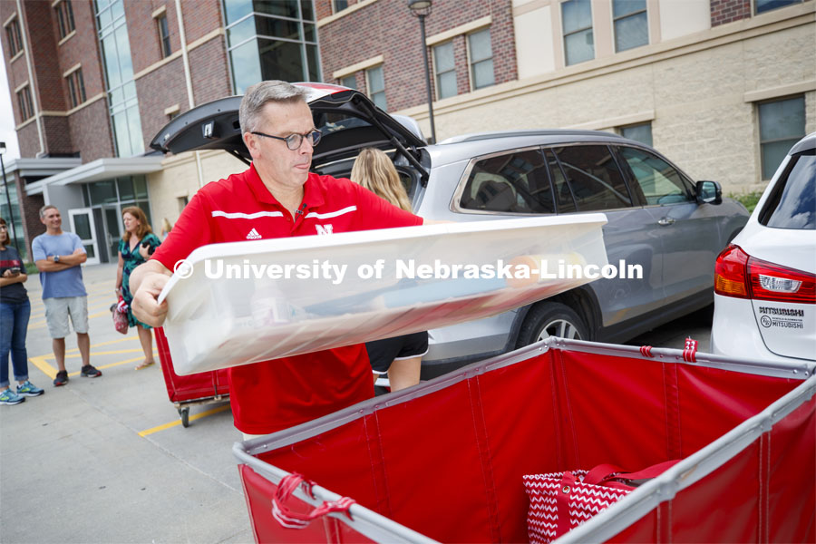 Chancellor Ronnie Green helps Emma Barnes, junior honors student in nutritional science and dietetics with her Knoll Residence Hall move-in. August 22, 2019. Photo by Craig Chandler / University Communication.