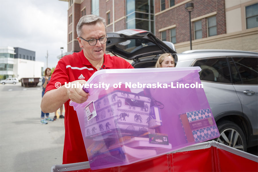 Chancellor Ronnie Green helps Emma Barnes, junior honors student in nutritional science and dietetics with her Knoll Residence Hall move-in. August 22, 2019. Photo by Craig Chandler / University Communication.