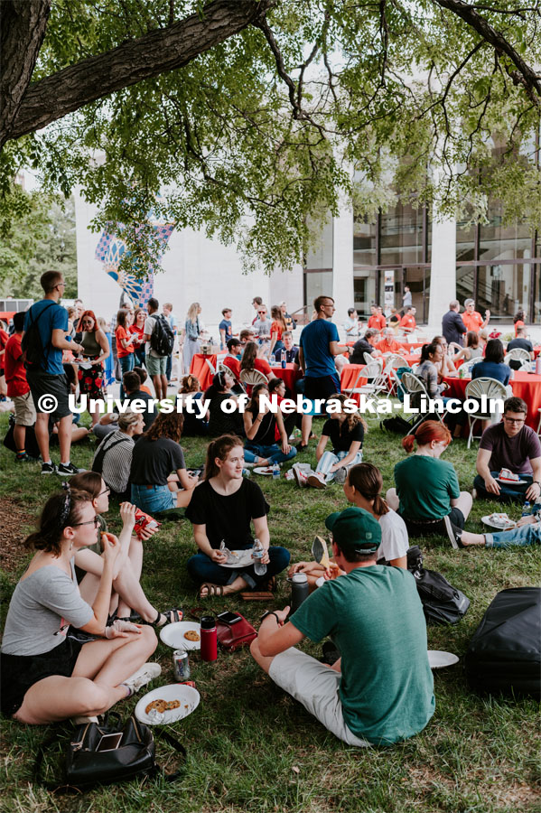 Big Red Welcome, Chancellor's BBQ for incoming freshman and new students on the greenspace by the Memorial Union. August 23, 2019. Photo by Justin Mohling / University Communication.