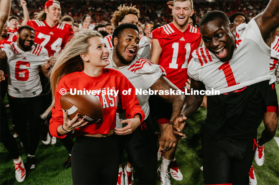 Student making a catch and the team going wild, she was the only one to catch the ball. Students got to check out the 2019 Husker Football Team at the Big Red Welcome Boneyard Bash. The first 2500 students got a free slice of Valentino’s pizza, water, and a 2019 Official Boneyard t-shirt. August 24, 2019. Photo by Justin Mohling / University Communication.