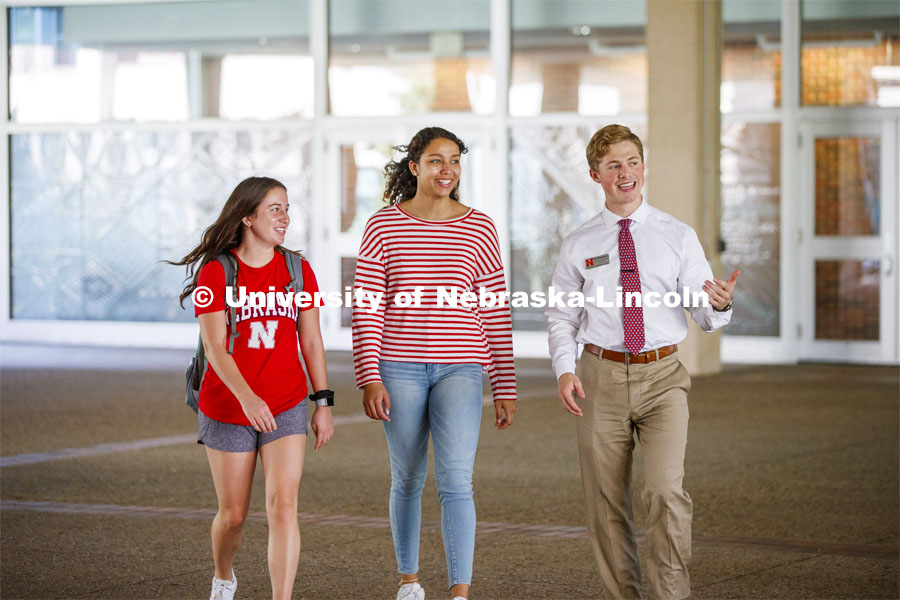 Academic Advisor, Will Schulenberg, giving a campus tour and working with students to help them find the right major. Explore Center photo shoot. September 10, 2019. Photo by Craig Chandler / University Communication.