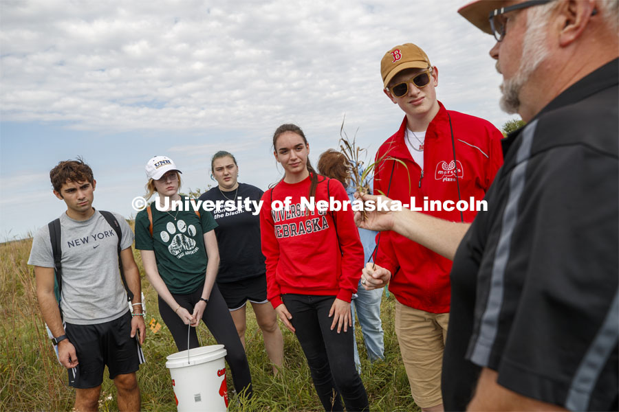 Dave Wedin talks with students about plants found on the prairie. Natural Resources 101 course learns about tall grass plants and range management at Nine Mile Prairie northwest of Lincoln. September 26, 2019. Photo by Craig Chandler / University Communication.