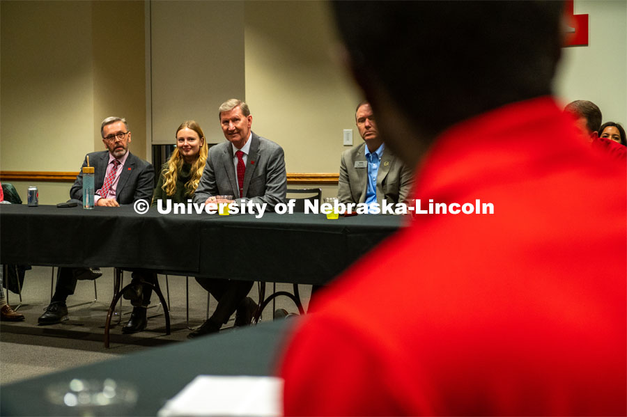 Student leaders talk with Ted Carter during the Jan. 16 pizza dinner in the Nebraska Union as part of his UNL tour. January 16, 2020. Photo by Justin Mohling / University Communication.