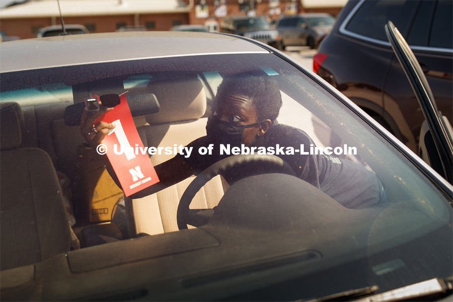 Victoria Thomas of Lincoln hangs her tag for Harper Residence Hall as she and her mom queue up for the line to drive from Devaney to Harper Residence Hall. First day of residence hall move in. August 13, 2020 Photo by Craig Chandler / University Communication.