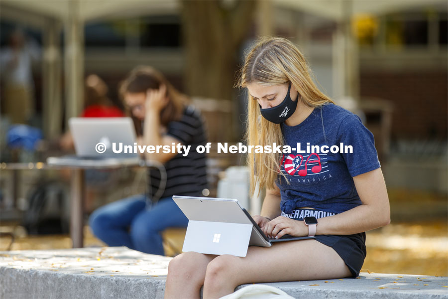 Reese Munson works on her homework outside the Nebraska Union. City Campus. September 23, 2020 Photo by Craig Chandler / University Communication.