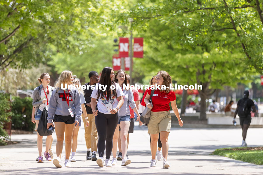 NSE Orientation Leader Gracie Williams talks with her group as they walk through campus. New Student Enrollment began this week and will continue through July 9. June 2, 2021. Photo by Craig Chandler / University Communication.