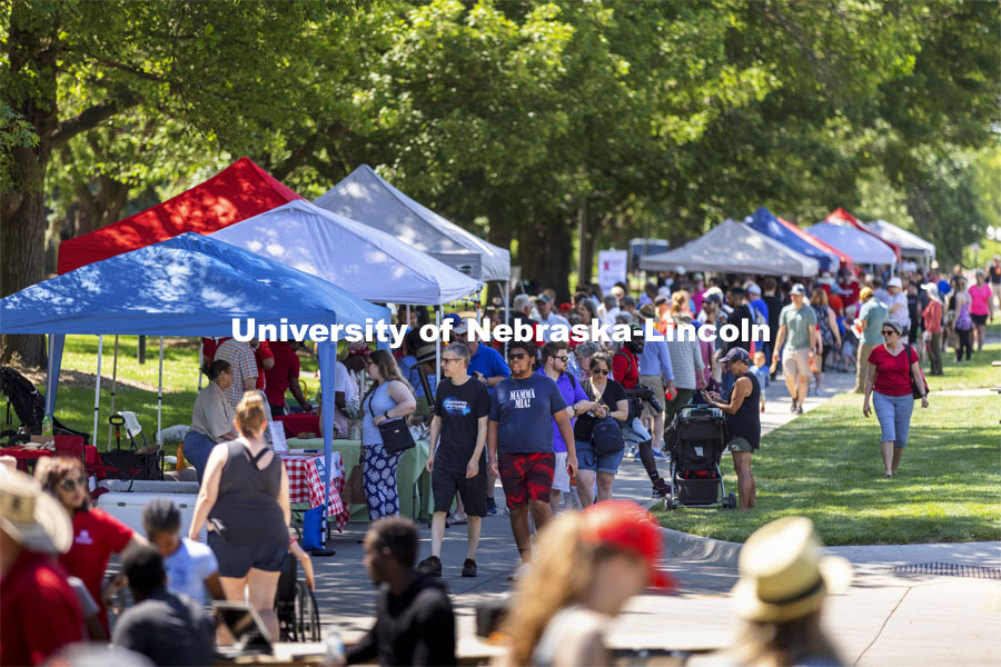 The East Campus Discovery Days and Farmer’s Market at UNL is a fun, family-friendly event for all ages. It’s more than a farmer’s market. It’s more than a science day. Come for the hands-on, science-focused fun. Stay to enjoy live music and food trucks. Shop at our farmer’s market and vendor fair. June 12, 2021. Photo by Craig Chandler / University Communication.