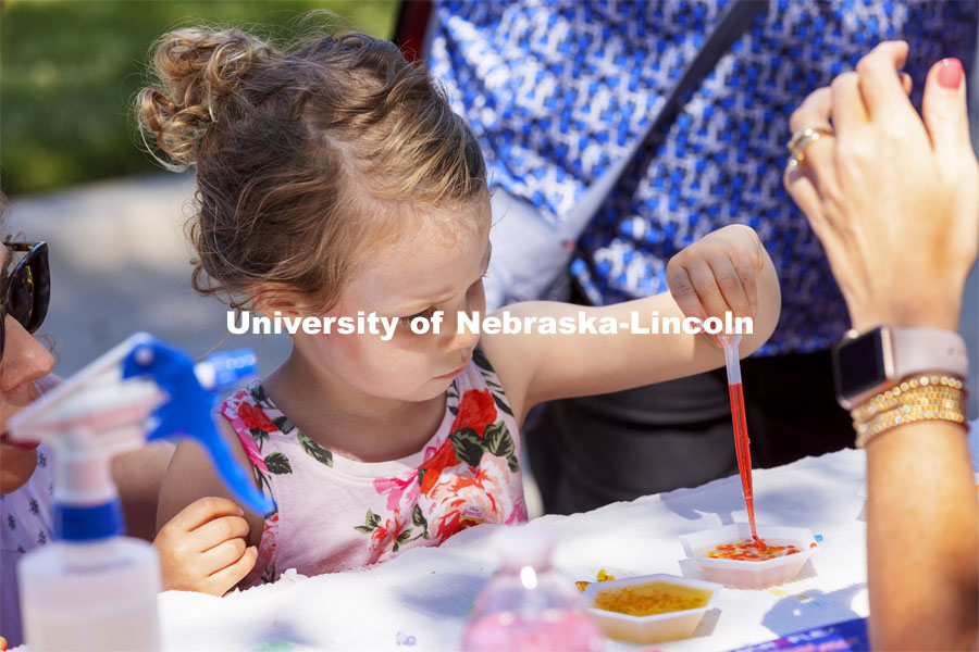 Harriet McElravy, 3, makes alginate hydrogels (colored for more fun) at Angela Pannier’s BSE display table. The East Campus Discovery Days and Farmer’s Market at UNL is a fun, family-friendly event for all ages. It’s more than a farmer’s market. It’s more than a science day. Come for the hands-on, science-focused fun. Stay to enjoy live music and food trucks. Shop at our farmer’s market and vendor fair. June 12, 2021. Photo by Craig Chandler / University Communication.