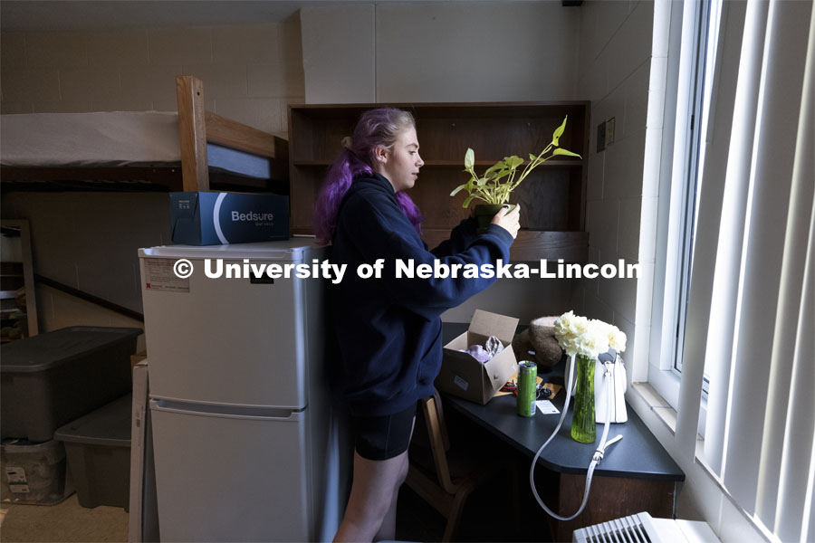 Robin Lindemann, a First Husker from Arlington, TX, checks to see how her plants survived the drive from Texas to her Schramm residence hall. Early arrival move-in for sorority rush, First Husker and Emerging Leaders. August 15, 2021. Photo by Craig Chandler / University Communication.