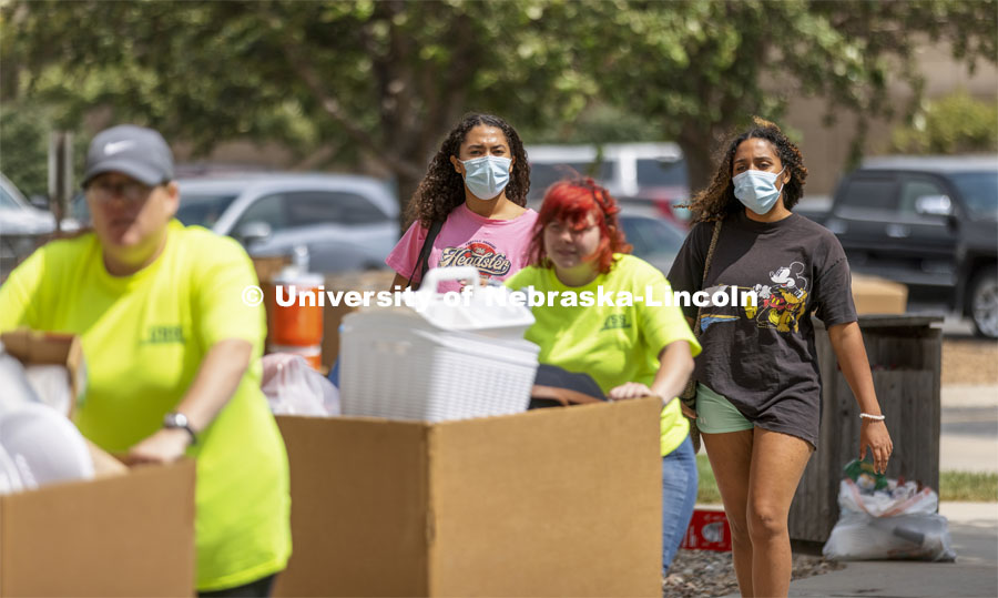 Gianna Smith, an Emerging Leader, moves in Sunday with the help of older sister, Noele, who graduated Saturday with her bachelor’s degree. Early arrival move-in for sorority rush, First Husker and Emerging Leaders. August 15, 2021. Photo by Craig Chandler / University Communication.