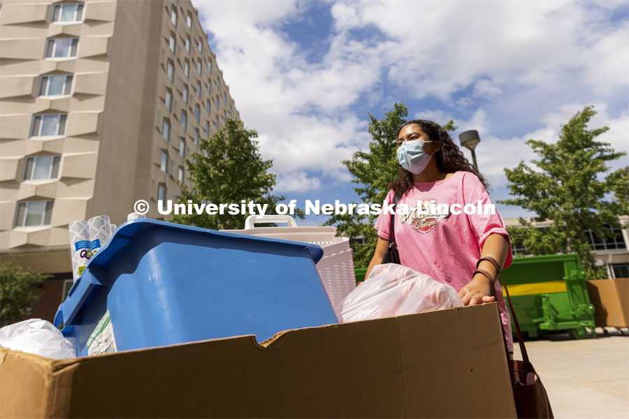 Gianna Smith, an Emerging Leader from Omaha, moves in Sunday. Early arrival move-in for sorority rush, First Husker and Emerging Leaders. August 15, 2021. Photo by Craig Chandler / University Communication.
