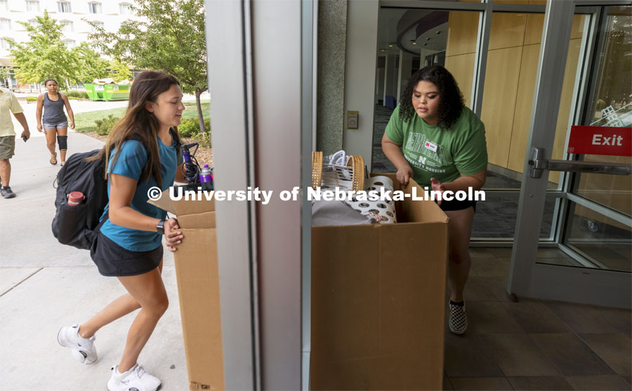Early arrival move-in for sorority rush, First Husker and Emerging Leaders. August 15, 2021. Photo by Craig Chandler / University Communication.