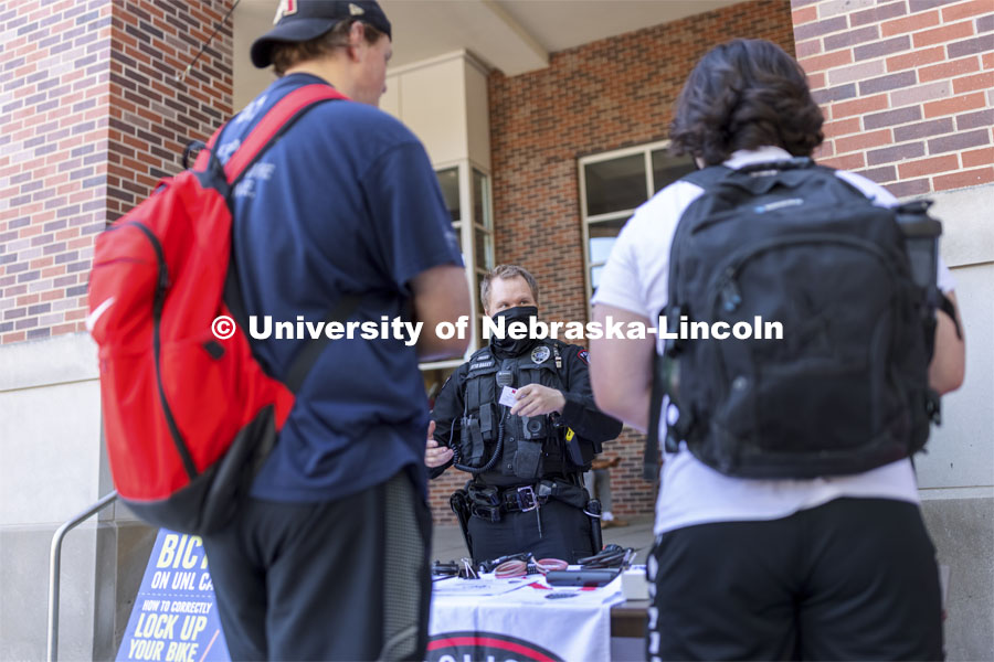 UNL police officers talk with students at the Campus Safety Awareness Fair outside the Nebraska Union. September 8, 2021. Photo by Craig Chandler / University Communication.