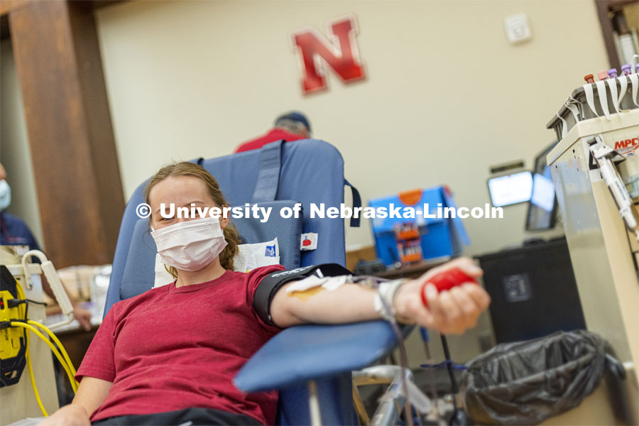 Kiersten Preuss, a junior from Omaha, donates during the blood drive. Homecoming week blood drive in Nebraska Union. September 28, 2021. Photo by Craig Chandler / University Communication.