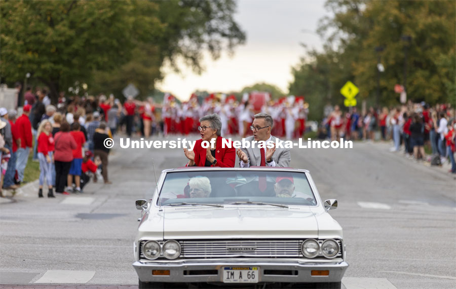 Grand Marshalls Chancellor Ronnie Green and Husker Jane Green chant “Go Big Red” as the parade works its way to Memorial Stadium. Homecoming Parade and Cornstalk Festival. October 1, 2021. Photo by Craig Chandler / University Communication.