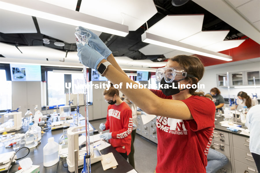 Dorian Bobbett, a junior in chemical engineering, works on an experiment in an organic chemistry lab. Remodeled organic chemistry labs on Hamilton Hall’s 4th floor. October 5, 2021. Photo by Craig Chandler / University Communication.