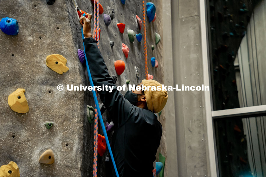 Students participate in the lead climbing clinic during the first night of a two-night clinic learning the basics of lead climbing on the on-campus rock wall. October 26, 2021. Photo by Jonah Tran / University Communication.