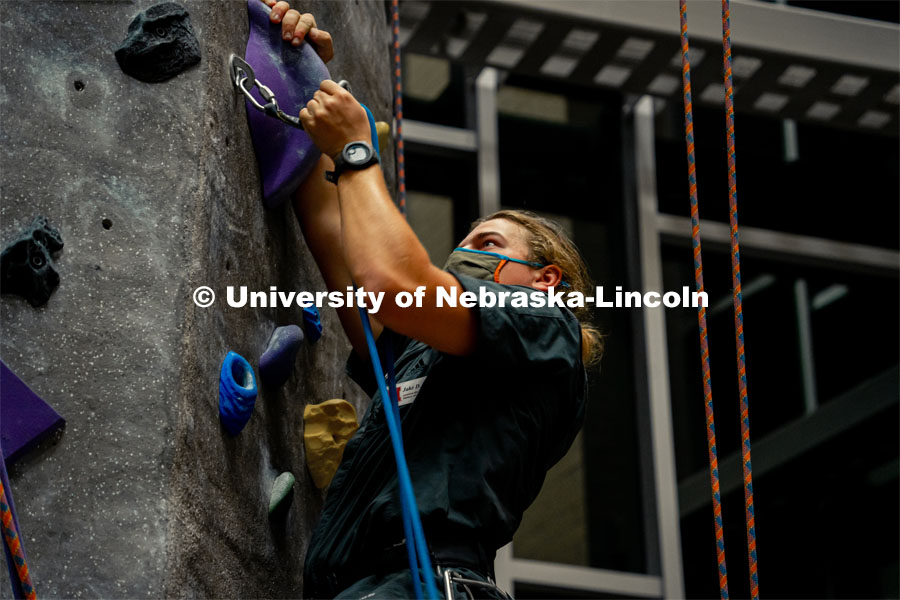 Students participate in the lead climbing clinic during the first night of a two-night clinic learning the basics of lead climbing on the on-campus rock wall. October 26, 2021. Photo by Jonah Tran / University Communication.