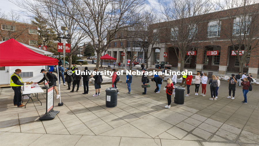 COVID testing in front of the Nebraska Union on the first day of classes for the spring semester. January 18, 2022. Photo by Craig Chandler / University Communication.