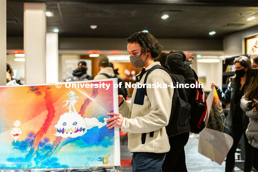 Poster sale in the Nebraska Union. January 25, 2022. Photo by Jonah Tran / University Communication.
