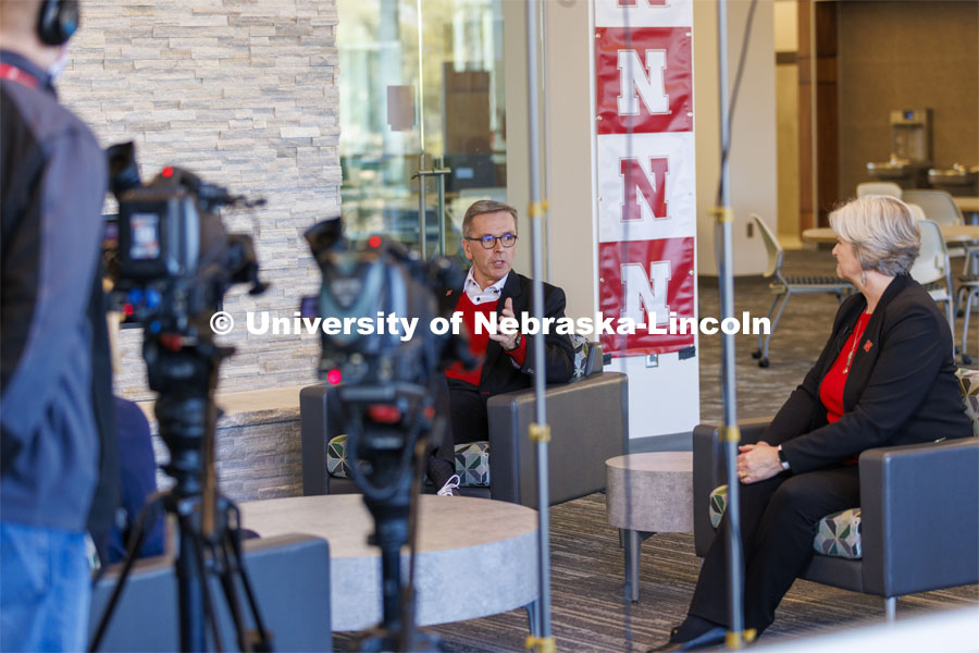 Chancellor Ronnie Green and Executive Vice Chancellor Katherine Ankerson hosts the co-chairs of the N2025 group for a chat at the Dinsdale Family Learning Commons. February 2, 2022. Photo by Craig Chandler / University Communication.