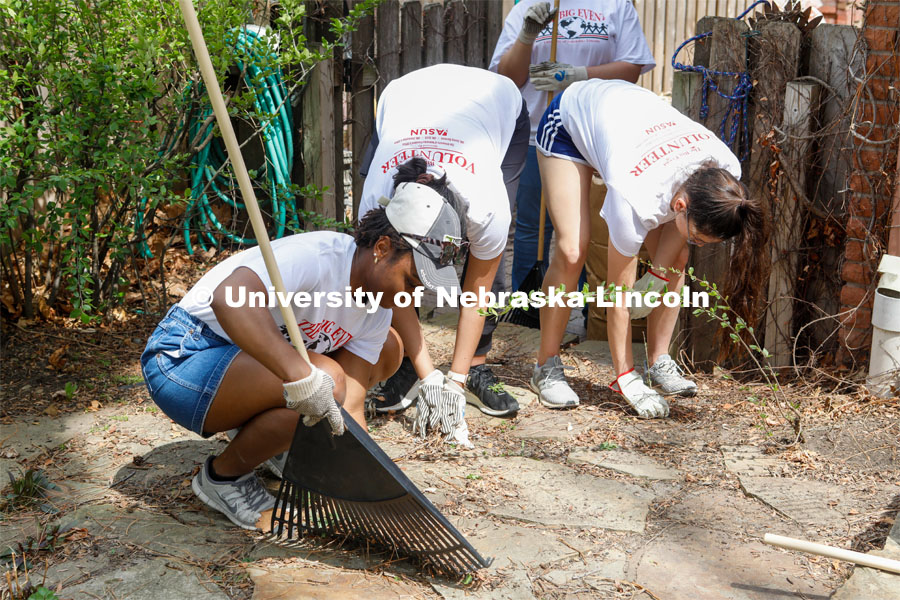 Emerging Leaders in Diversity assist with yard work at 621 Lakewood Drive. The Big Event is organized annually by the Association of Students of the University of Nebraska (ASUN). Since 2006, more than 37,500 students at the University of Nebraska–Lincoln have completed 1,687,500 volunteer hours during The Big Event. April 23, 2022. Photo by Gus Kathol / University Communication.