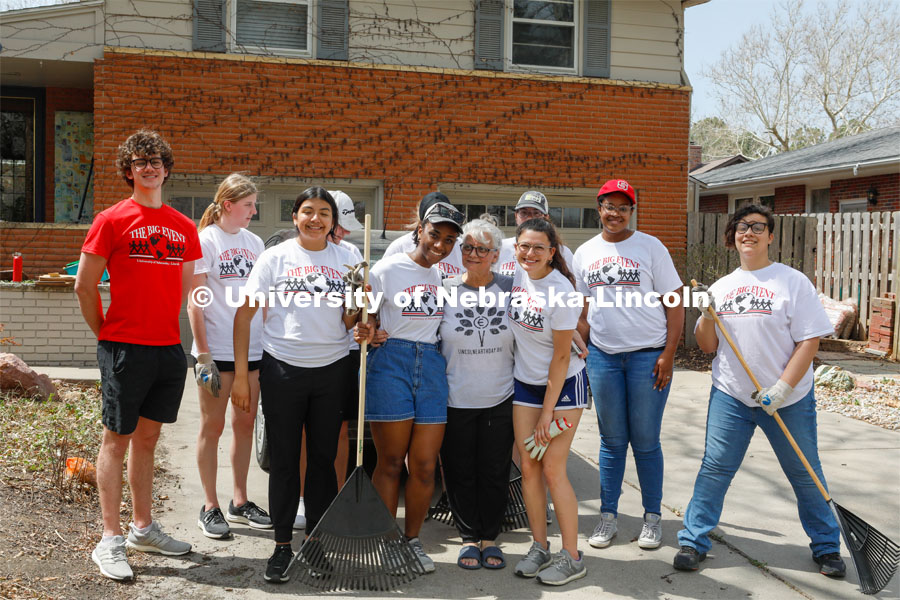 Emerging Leaders in Diversity assist with yard work at 621 Lakewood Drive.  April 23, 2022.  Photo by Gus Kathol / University Communication.