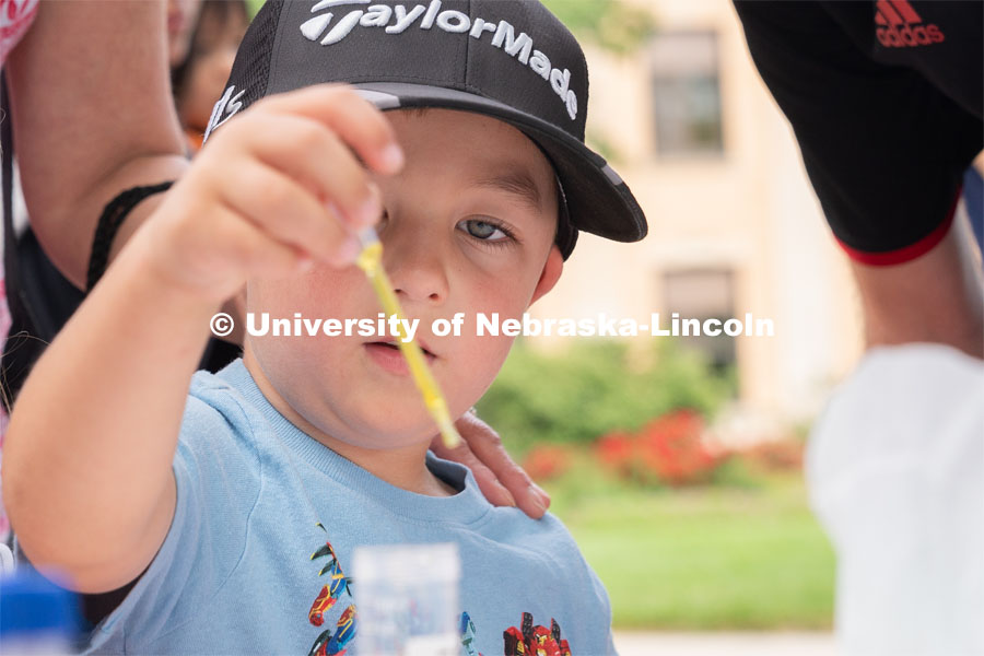 Discovery Day attendees create balls using liquid samples. The East Campus Discovery Days and Farmer’s Market at UNL is a fun, family-friendly event for all ages. It’s more than a farmer’s market. It’s more than a science day. Come for the hands-on, science-focused fun. Stay to enjoy live music and food trucks. Shop at our farmer’s market and vendor fair. June 11, 2022. Photo by Jordan Opp / University Communication.